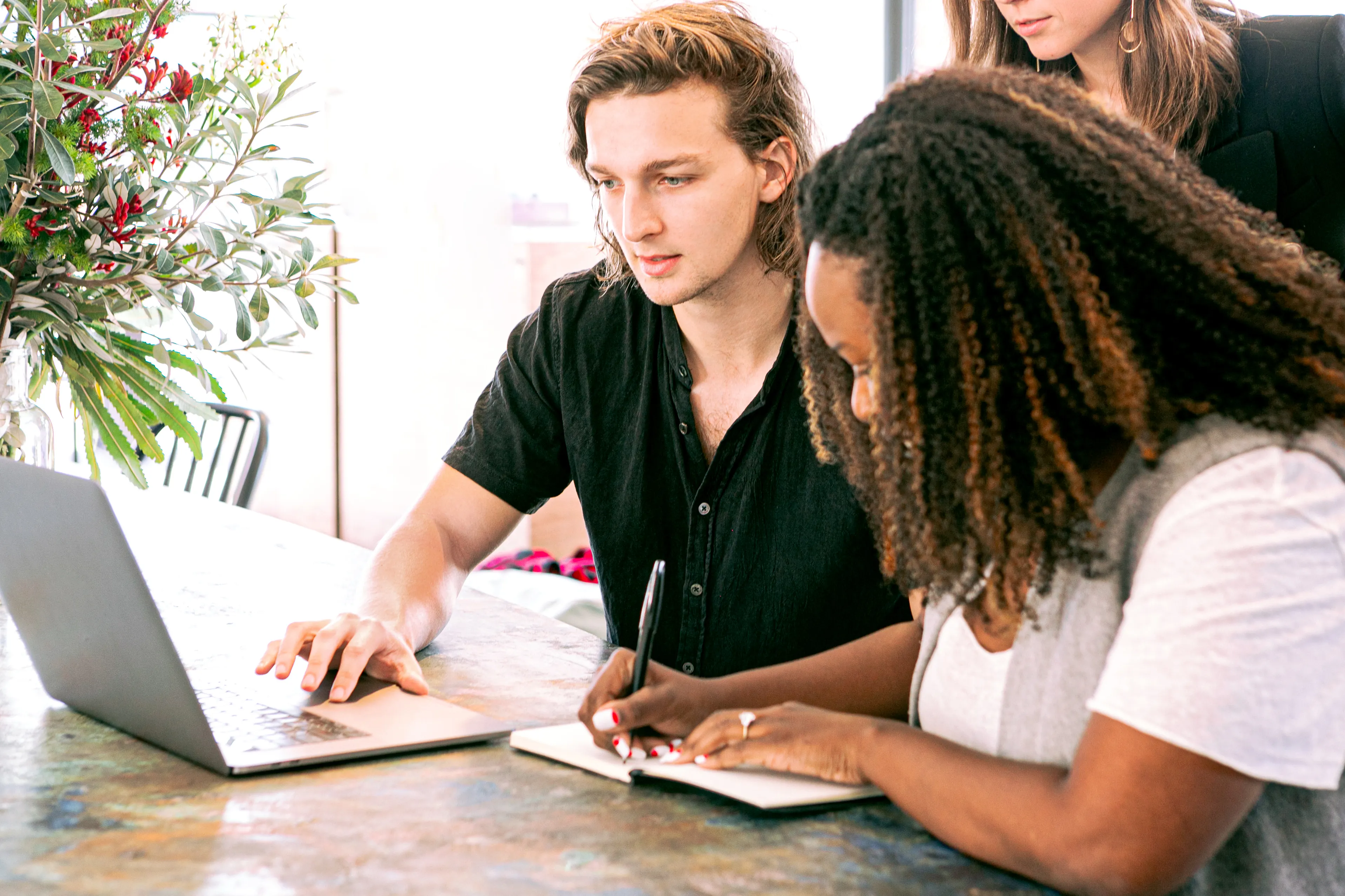 Living the Digital Nomad Lifestyle: Pros & Cons